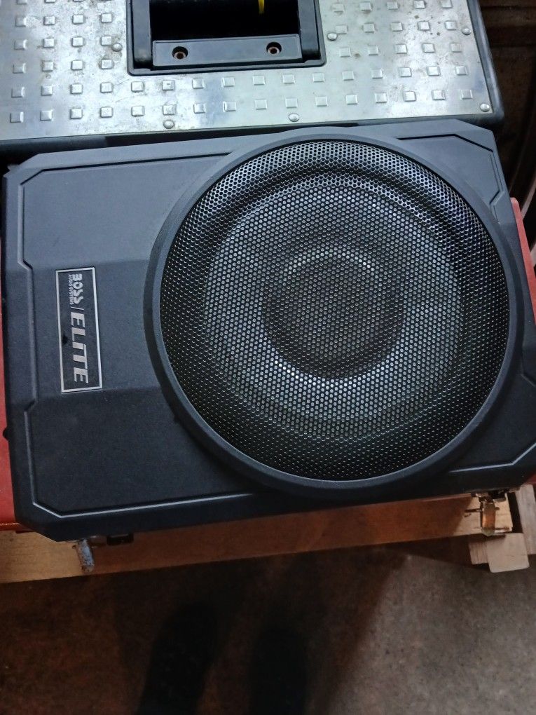 1000 Watt 10in Boss Sub With Built-in Amp