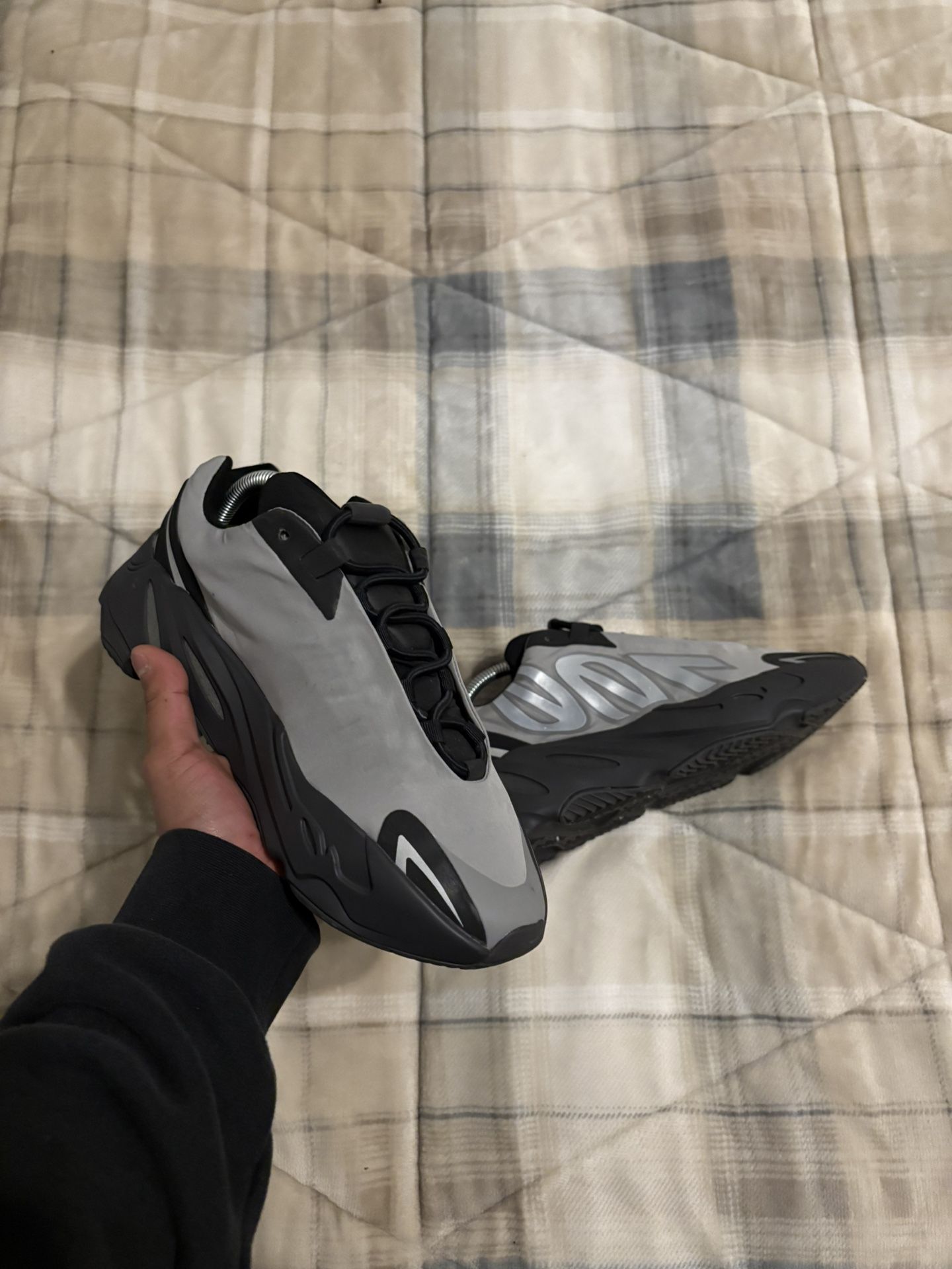yeezy 700 mnvn