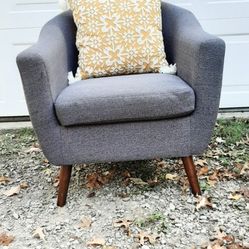 Gray Tufted Arm / Accent Chair with Pencil Legs (Decorative Throw Pillow Included)