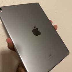 Apple 9.7-inch iPad Pro (1st gen) 128GB, Wi-Fi-only, Space Gray