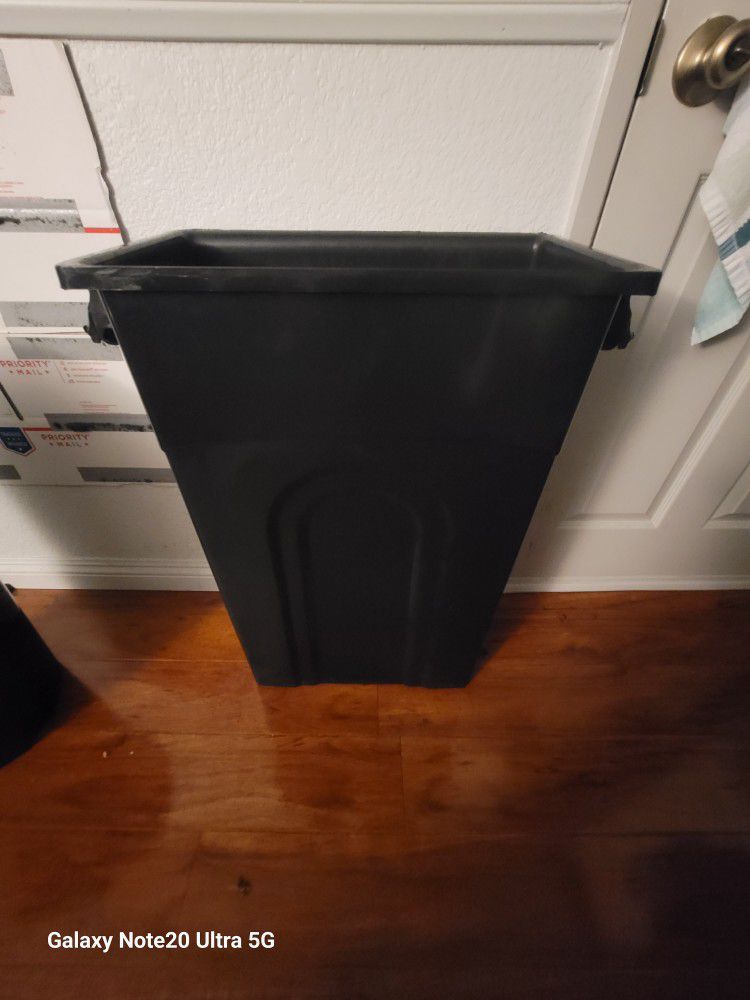 Waste Container, Indoor or Outdoor use, 33 gallons. Black (TI0032) By United Solutions Highboy