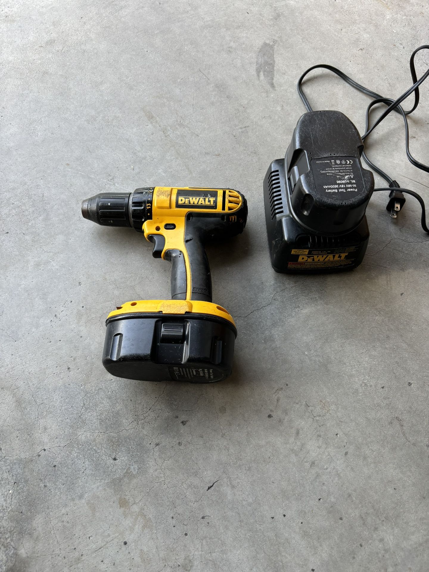 18v Dewalt Drill w/ 2 Batteries & Charger