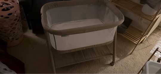Baby Bassinet with Storage Shelf