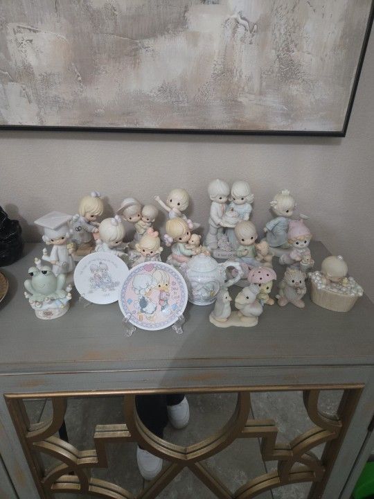 Precious Moments Collection 1987 Includes 19 Figurine Porcelain