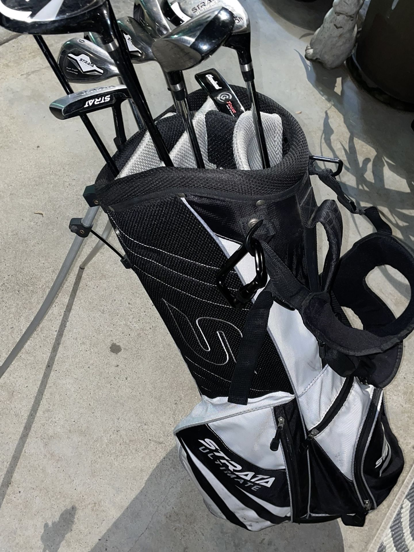 Strata Ultimate Right Handed White/black Golf Club Set With Bag