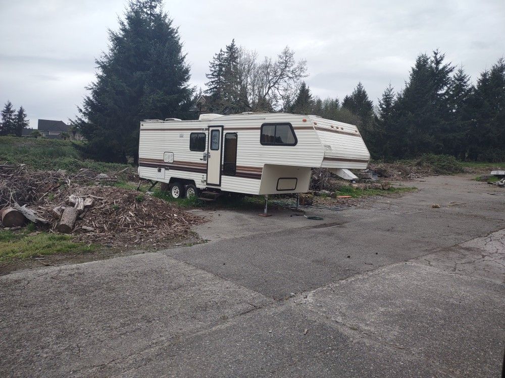 1989 Collins 5th Wheel