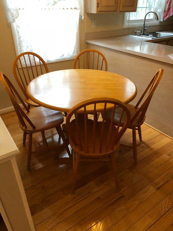 Rount solid wood table
