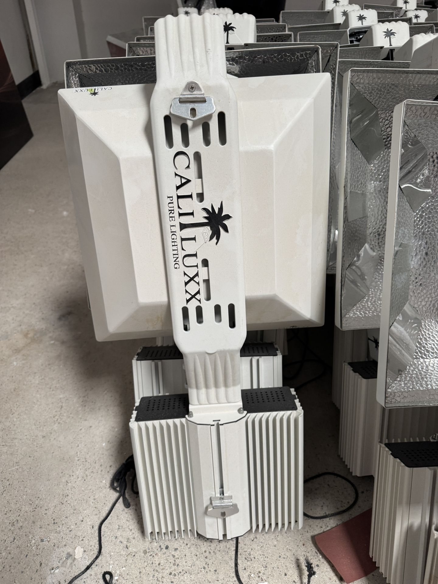74 Caliluxx 1200w Grow Lights Priced To Sell