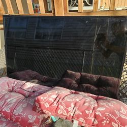 Used But Like New LG Smart Led TV 50inch With Led Lights In The Back, Just Missinf Legs