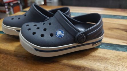 Kids crocs size 4