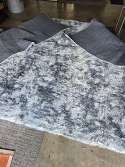 Nice dinner or den rug new 8ft by8ft