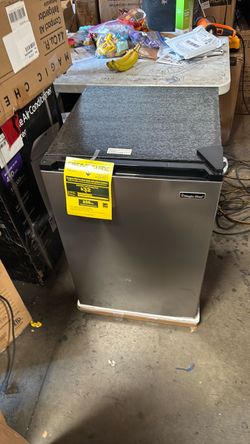 Magic chef 4.4 cu ft refrigerator