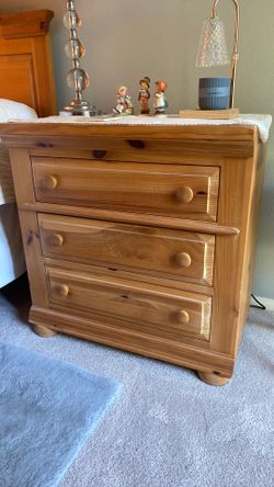 Pine Broyhill Queen bedroom s