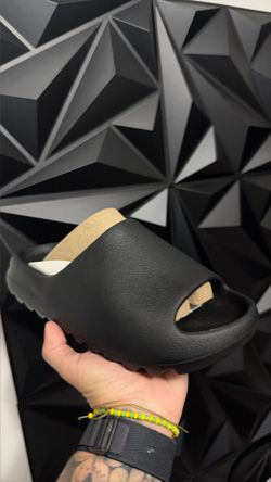Yeezy men slide size 8