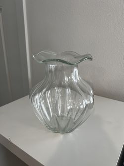 🌸 ELEGANT CLEAR GLASS VASE – BEAUTIFUL SHAPE & DESIGN!