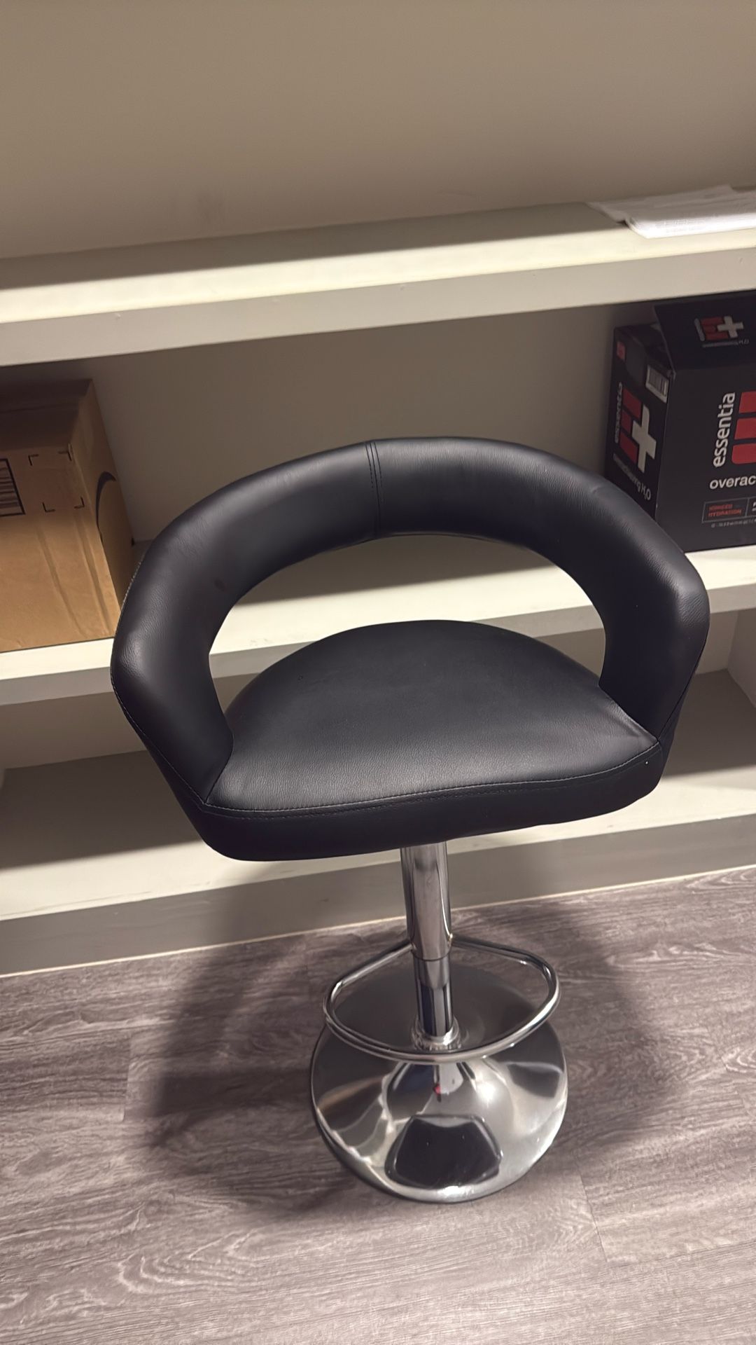 4 Bar Stools In Excellent Condition 