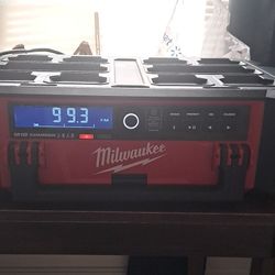 MILLWAUKEE M18 Portable Radio & Battery