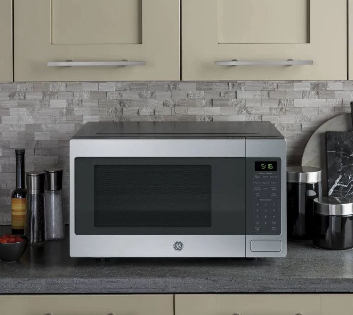 GE 1.6 Cu. Ft. Countertop Microwave Oven gcst16s1w