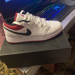 Hey I Am 13 Trying To Get Money For A Keyboard For Gaming Am There Are Authenticated Bye Stock X Size5.5 Men’s Worn A Little Bit But Not Much 