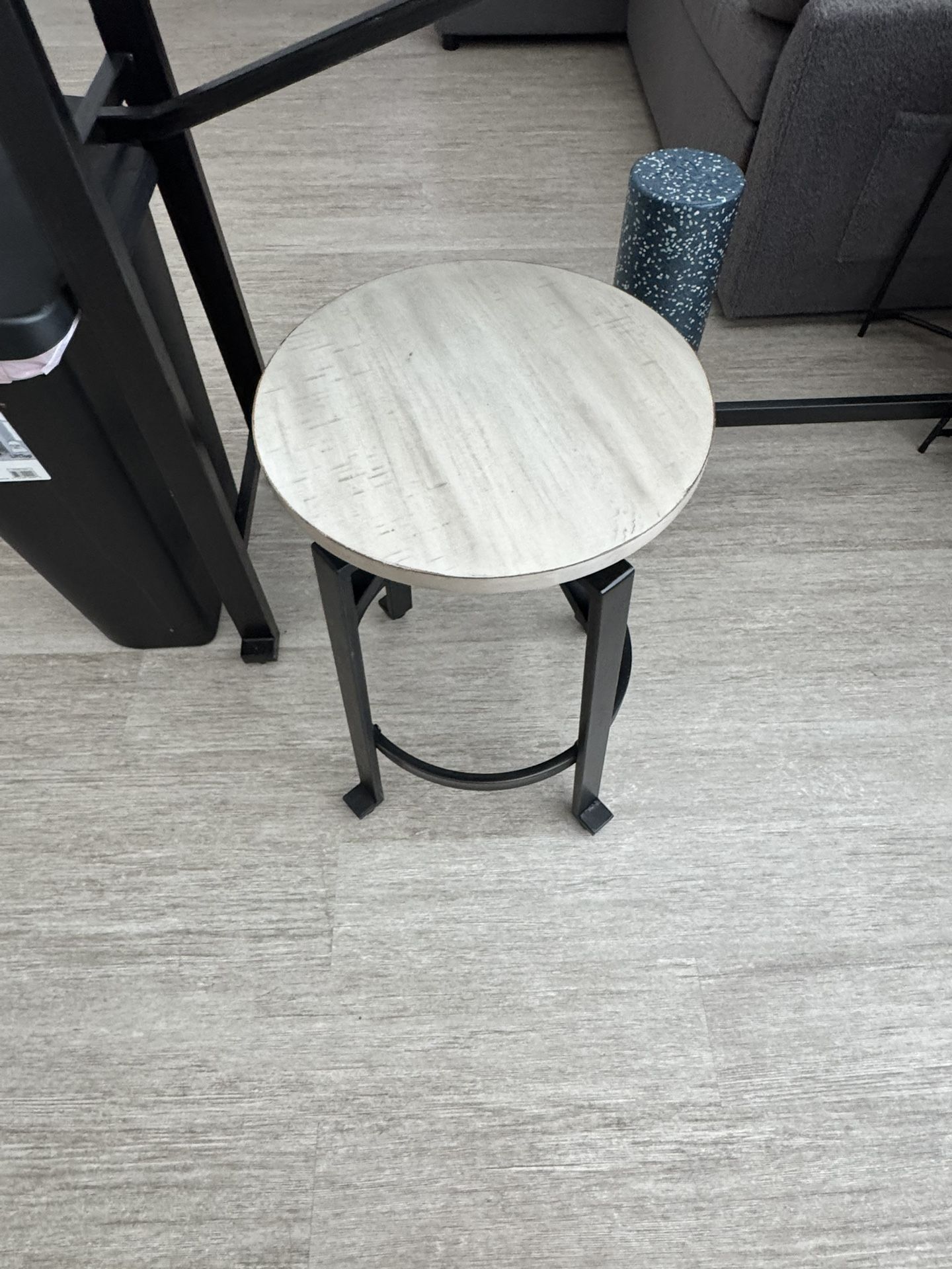 Karisslyn Counter Height Dinning Table And 2 barstools