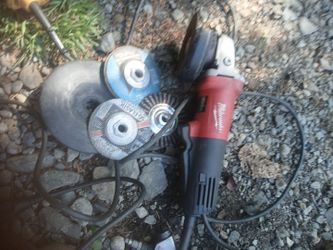 MILWAUKEE 41/2 ANGLE GRINDER