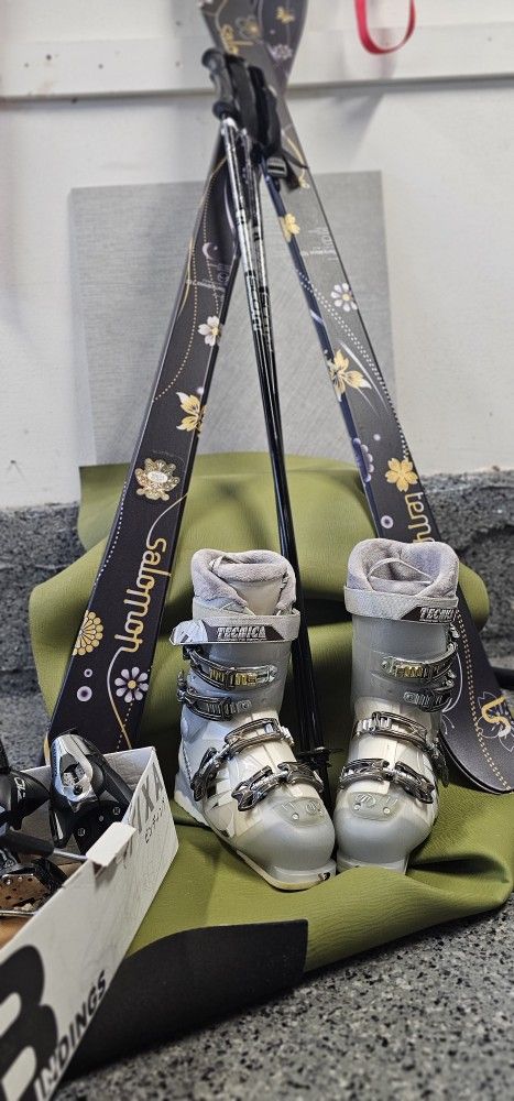 BRAND NEW WOMEN'S SKIS, BINDINGS, BOOTS, & POLES