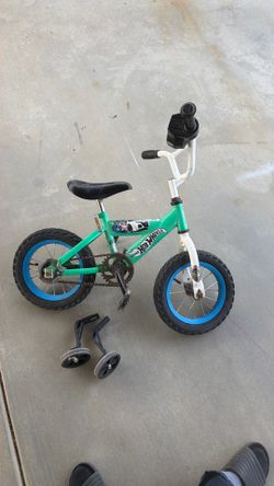 Toddler bike & training wheels (adelanto)
