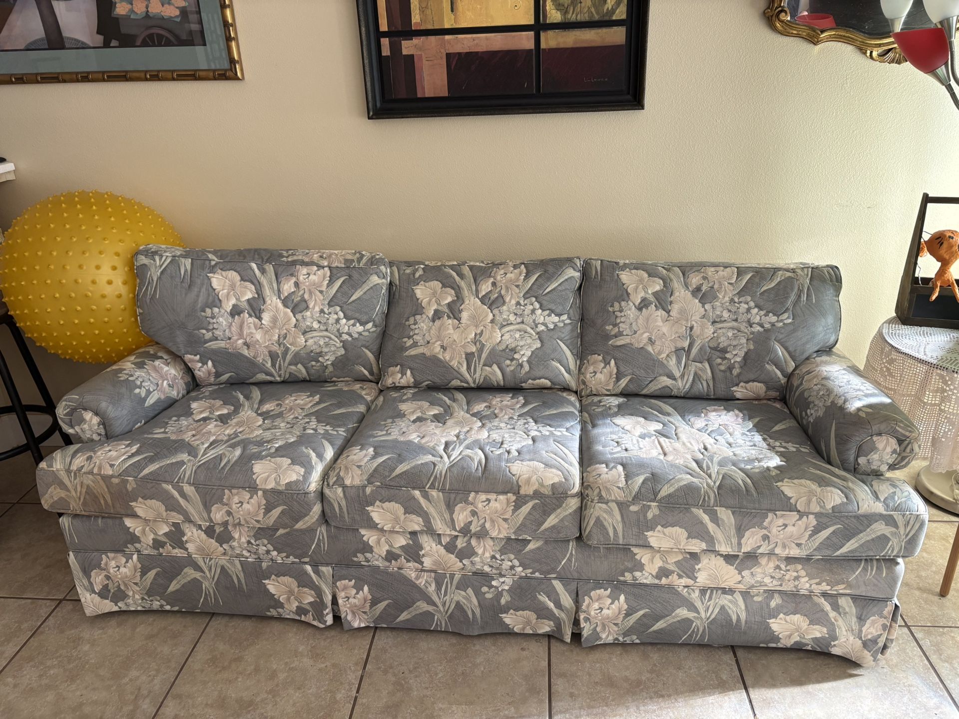 Sofa Couch Sits 4 Non Smoking Easy To Move Floral
