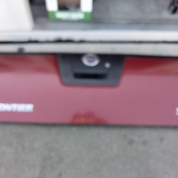 2005-2012 Nissan Frontier Complete Tailgate With All The Accessories OEM.