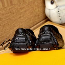Louis Vuitton dress LV leather LV shoes clean and neat sneaker for