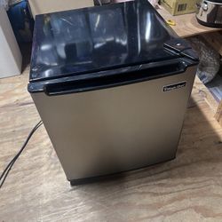 Magic Chef Mini Fridge- Great Condition 