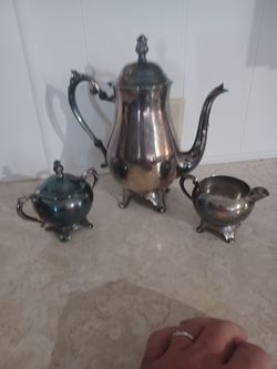 https://offerup.com/redirect/?o=RkIuUk9HRVJT  ANTIQUES  SET