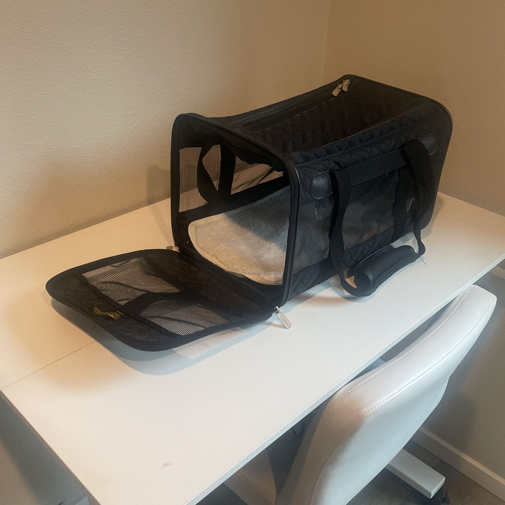 Sherpa Original Deluxe Travel Pet Carrier, Airline Approved - Black, Medium