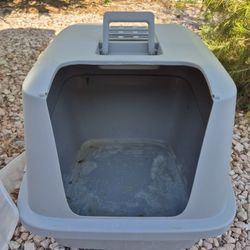 FREE! 20"L X 17.5"W - Portable Open Access Cat Litter Box With Handle - Make An Offer!