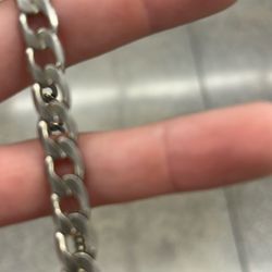 14 karat gold. The lowest I will get is the lowest I want for is 500. I want it but the original price is 700 but I’ll do 500.