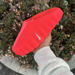 Nike Mind Red Size 9