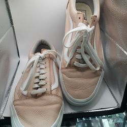 Size 9.5 W/ 11 M These are the Vans Old Skool Leather in Oxford Pink / White 
