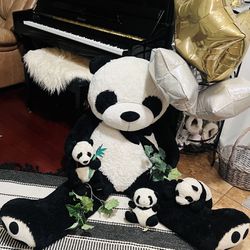 Four Pandas Toys 