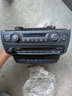 2007 BMW X5 A/C Control, And Disk Reader Player 