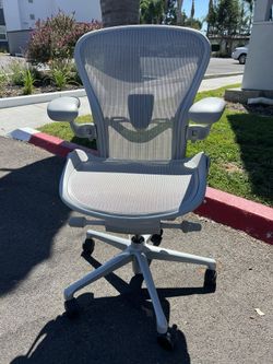 HERMAN MILLER AERON REMASTERED IN WHITE MINERAL COLOR (RARE)