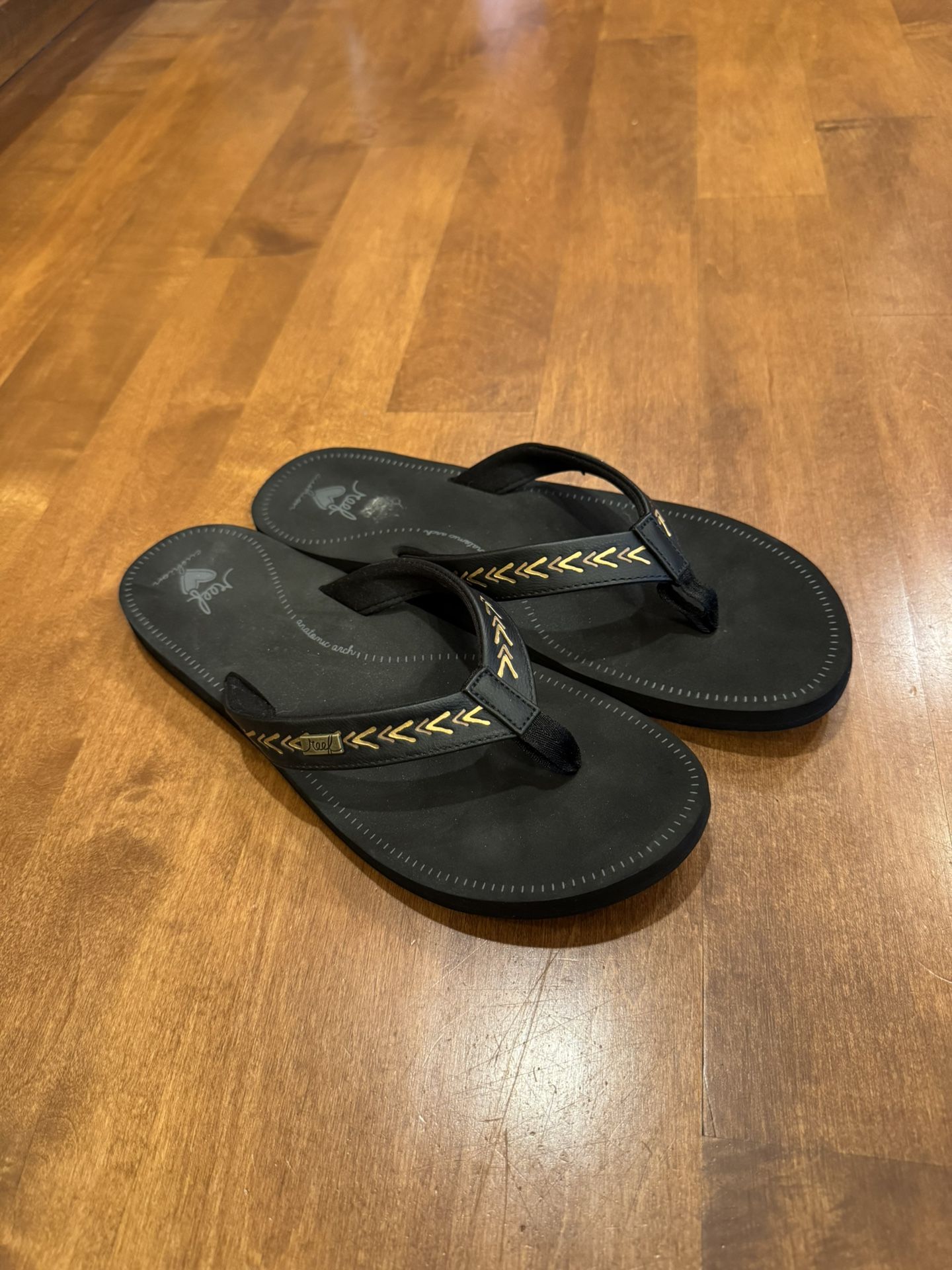 Woman’s cushion reef flip-flops size 10 can ship if needed