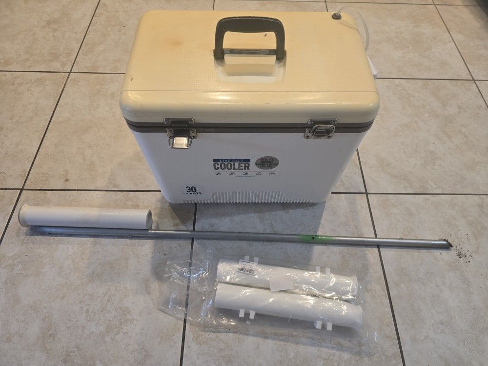 Engle Portable 30 QT  Portable Livewell. Includes Self Setting Pole Holder And 2 Extra Attachments. 