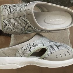 SIZE 10 EASY SPIRIT TRACIEE SILVER SNAKE SHOES