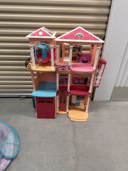 Barbie house with car n helicopter