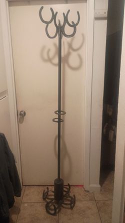 Metal horse shoe coatl rack