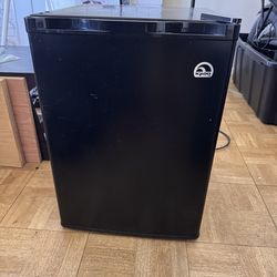 Igloo Mini Fridge 2.6 Cu Ft (Works Great)