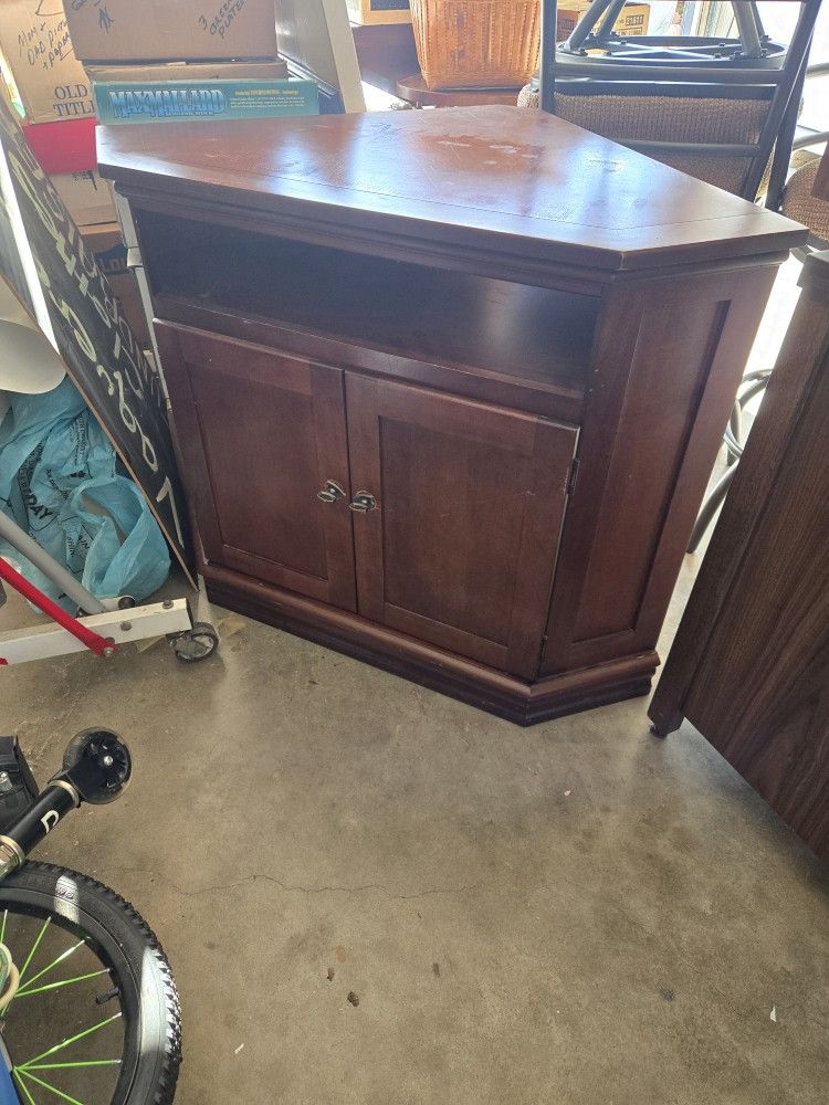 Nice Cherry Wood Corner TV Stand