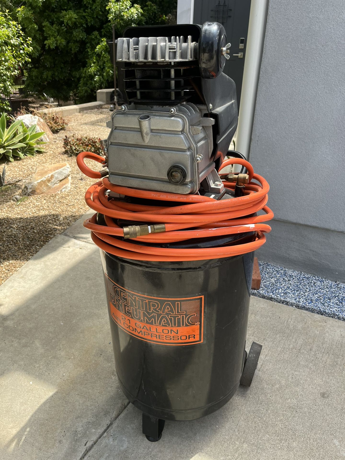 Central Pneumatic 21 Gallon Air Compressor Like Nw