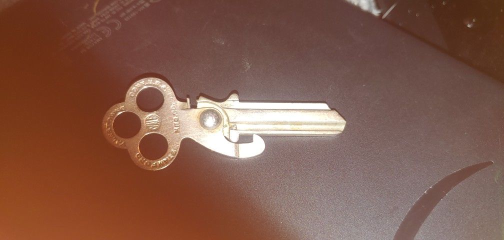 VINTAGE YALE & TOWNE POST MASTER KEY
