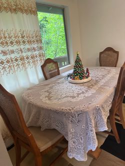 Table with 4 chirs